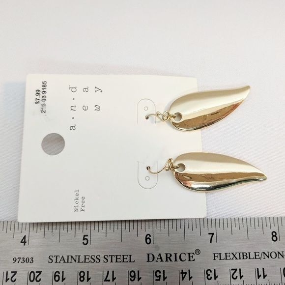 💢3 for $25💢 Gold Leaf Dangle Earrings - Picture 4 of 5